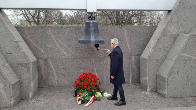 Ambasador Polski w Rosji, Krzysztof Krajewski złożył kwiaty na mogiłach ofiar stalinowskich mordów. Wizyta polskiego dyplomaty na cmentarzu w podmoskiewskim Butowie miała związek z obchodzonym w Rosji Dniem Pamięci Ofiar Represji Politycznych.