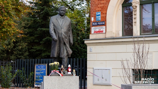 Dziś Zaduszki. Szczecinianie zapalają znicze i składają kwiaty pod pomnikiem prezydenta Lecha Kaczyńskiego, który zginął 10 kwietnia 2010 roku w katastrofie smoleńskiej.