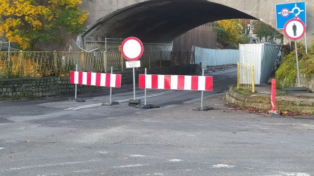 Już prawie trzy lata trwa budowa wiaduktów w Stargardzie, a w czwartek po raz kolejny zmienia się organizacja ruchu związana z tymi pracami. Przejazd pod obiektem na Bogusława IV został zamknięty, kierowcy i piesi na drugą stronę torów mogą udać się przez Wyszyńskiego i Pierwszej Brygady.