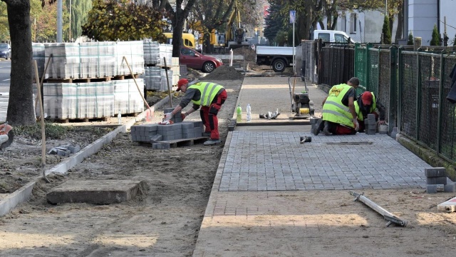 Milion złotych będą kosztować nowa ścieżka rowerowa i chodnik w Stargardzie. Prace przy ul. Szczecińskiej już się rozpoczęły i obejmą odcinek od poczty do skrzyżowania z ulicą Kościuszki.