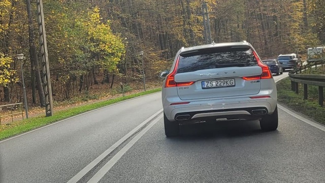 Ogromny korek na drodze z Pilchowa w stronę jeziora Głębokiego. Powodem jest wymiana nawierzchni na alei Wojska Polskiego.