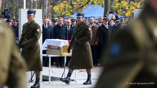 Prezydent Andrzej Duda powiedział, że obrona Westerplatte jest symbolem sprawiedliwego czynu i uczciwej walki w obronie dobra aż do śmierci. W Gdańsku prezydent wziął udział w pogrzebie obrońców Westerplatte.