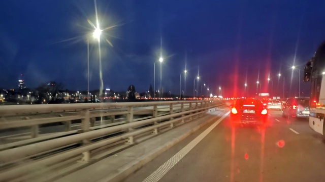 Uwaga kierowcy, korek na Trasie Zamkowej w kierunku centrum Szczecina. Zator sięgał około dwóch kilometrów.