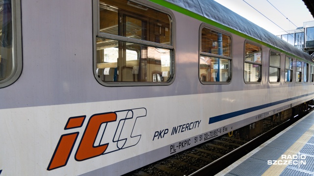 Spółka PKP Intercity ogłosiła przetarg na dostawę nowego taboru. Przewoźnik chce kupić co najmniej 300 wagonów, a jeśli zostanie wykorzystana tak zwana opcja, liczba ta może wzrosnąć do 450 wagonów.