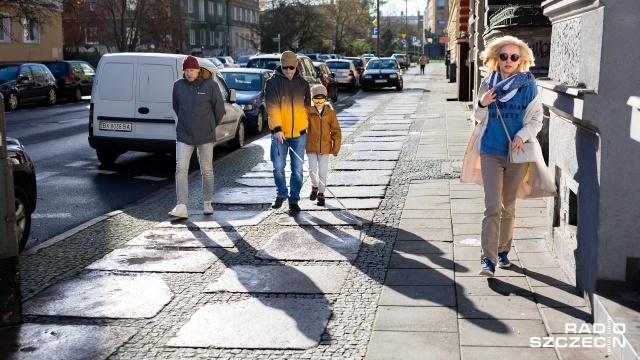 Udali się na spacer po Szczecinie z niewidomym. Wszystko w ramach akcji W Ślad Bez Światła, podczas której ośmioro niewidzących przewodników oprowadzało po mieście osoby widzące.