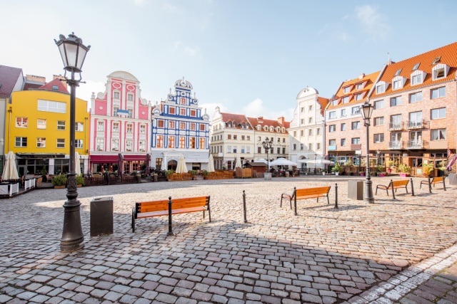 Szczecin jest ciekawym miastem pod względem lokalizacji, ponieważ jest bardzo blisko do Niemiec. To ogromny atut dla osób poszukujących pracy, ponieważ mogą wybrać zarówno te w Szczecinie, jak i w pobliskiej niemieckiej miejscowości. Najwięcej ofert stworzonych jest dla mężczyzn, ze względu na rodzaj przemysłu, jaki w Szczecinie funkcjonuje.