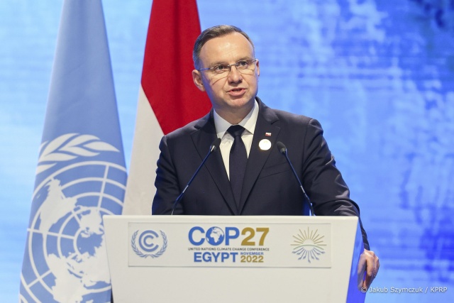 Prezydent Andrzej Duda zaapelował na szczycie klimatycznym ONZ o sprawiedliwą transformację gospodarek na świecie. Prezydent reprezentował Polskę na dorocznej konferencji poświęconej walce ze zmianami klimatycznymi. Spotkanie trzech tysięcy polityków, dyplomatów, ekologów i dziennikarzy trwa w egipskim kurorcie w Szarm el-Szejk.