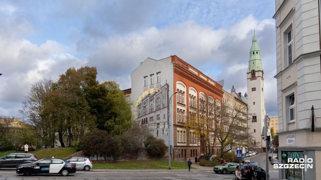Mural namalowano na budynku Książnicy Pomorskiej - dzisiaj odsłonięto malowidło od ulicy Dworcowej tam, gdzie do 1938 roku, do tak zwanej Nocy Kryształowej stała bożnica.