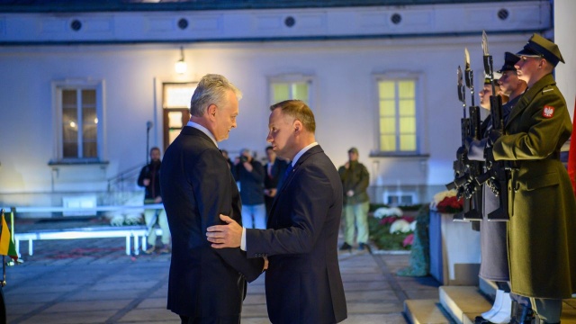 Bezpieczeństwo w regionie Europy Środkowo-Wschodniej, współpraca Polski i Litwy w obszarze wsparcia Ukrainy oraz zagrożenie ze strony Rosji - to główne tematy rozmów prezydentów Andrzeja Dudy i Gitanasa Nausedy w Warszawie.