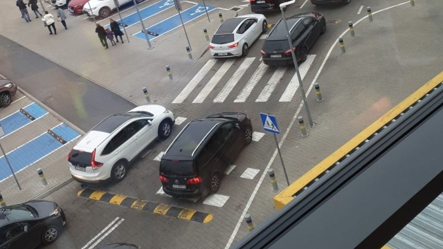 Szczecinianie utknęli na zakupach... i to dosłownie. Problemy mają kierowcy, którzy chcą wyjechać z parkingów centrów handlowych.