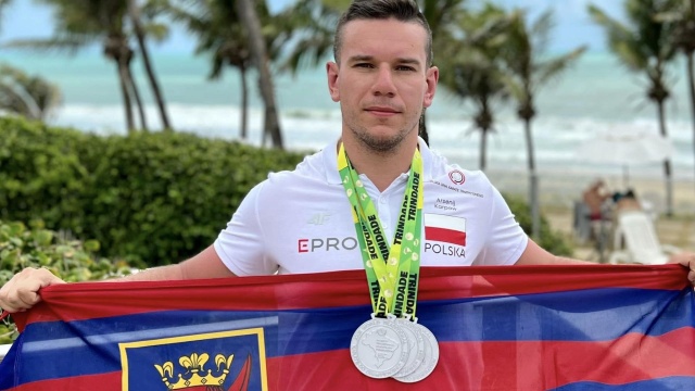 Arsenij Karpow z klubu UKS Pomerania Szczecin zdobył trzy srebrne medale Mistrzostw Świata w karate tradycyjnym zakończonych w Brazylii.