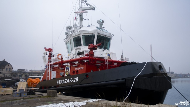 Nowy statek pożarniczy otrzymał Zarząd Portu Szczecin i Świnoujście. Strażak 28 - bo taką nazwę nosi jednostka - jest właśnie w trakcie przekazywania portowej straży pożarnej.