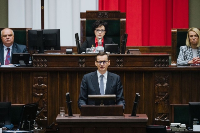 Premier Mateusz Morawiecki powiedział, że choć dokładne przyczyny zdarzenia w Przewodowie są jeszcze nieznane, to odpowiada za nie przede wszystkim Rosja, która zaatakowała Ukrainę ogromną liczbą rakiet.