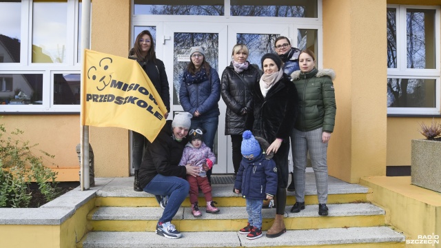 Protest rodziców dzieci uczęszczających do dwóch niepublicznych przedszkoli w Goleniowie.