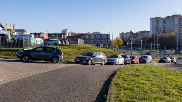 Mamy już pierwsze oznaki zimy, co oznacza, że wulkanizatorzy mają ręce pełne roboty. Wszyscy, którzy odkładali zmianę opon na zimowe na ostatnią chwilę stoją teraz w długich kolejkach, czasem nawet do dwóch godzin.