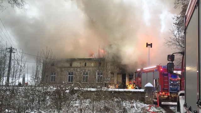 Cztery rodziny straciły dach nad głową, teraz potrzebują pomocy. To pogorzelcy z miejscowości Ogartówko w gminie Połczyn-Zdrój.
