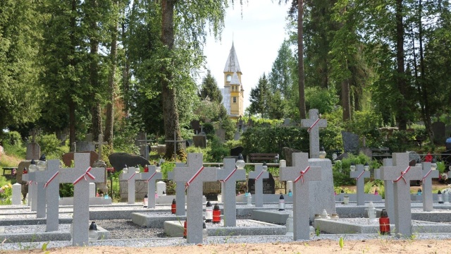 W Dyneburgu został uszkodzony polsko-łotewski Pomnik Dowódców Ofensywy Dyneburskiej. Monument upamiętnia między innymi marszałków Józefa Piłsudskiego i Edwarda Rydza-Śmigłego.