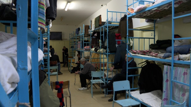 W ostatnim tygodniu znacznie przybyło lokatorów, ale dla wszystkich wystarczy miejsca. Tak jest w schronisku dla bezdomnych Feniks w Szczecinie.