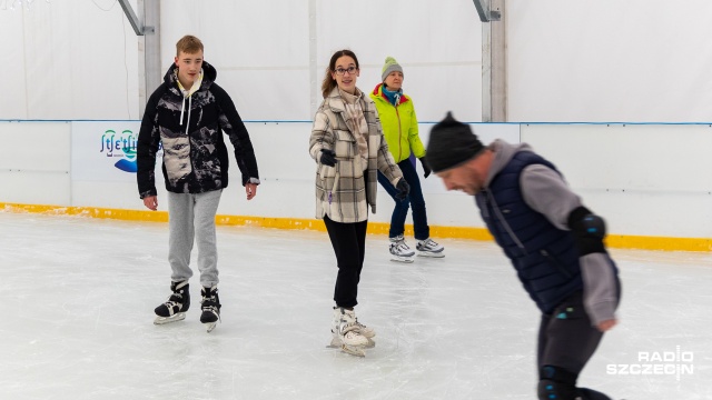 Wystartował sezon na łyżwy Lodowisko przy szczecińskiej Netto Arenie już jest otwarte.