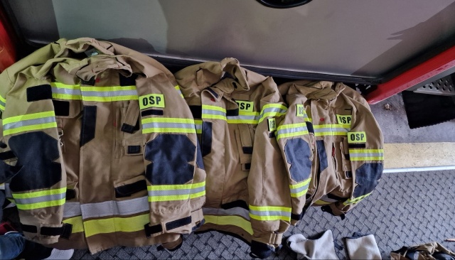 Strażacy ze Świerzna mają nowe wyposażenie - specjalną odzież i rękawice.