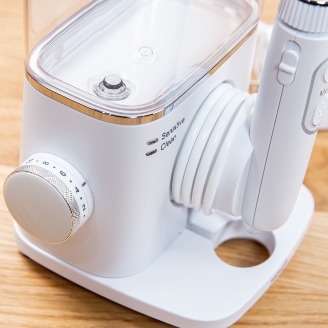 Zdrowie jamy ustnej nie zależy tylko i wyłącznie od właściwej, codziennej higieny zębów oraz dziąseł. Bardzo istotna jest także regularna pielęgnacja przyrządów, którymi się posługujemy. Na szczoteczkach oraz irygatorach zbiera się naprawdę sporo nieczystości, które podczas mycia zębów czy irygacji mogą przenosić się na jamę ustną oraz w głąb organizmu. Jak zatem zapobiegać gromadzeniu się osadów i kamienia w irygatorze Czy jego stan czystości ma wpływ na jakość irygacji Jak często należy odkamieniać irygator Które ze sposobów na jego czyszczenie będą lepsze - domowe czy specjalistyczne