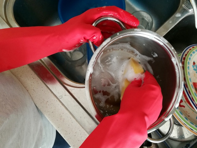 Przypalony garnek to kłopot, który raz na jakiś czas przytrafia się zarówno kucharzom  amatorom, jak i profesjonalnym szefom kuchni. Wystarczy chwila nieuwagi lub zbyt wysoka temperatura, aby naczynie pokryło się nieestetycznym, czarnym nalotem. Czym usunąć przypalenie z garnka Oto nasze sprawdzone sposoby na przypalony garnek.