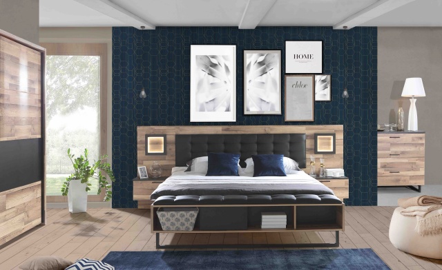 Organizując przestrzeń sypialni, ważny jest nie tylko dobór kolorystyki ścian czy paneli, ale przede wszystkim mebli. Poza przestronną szafą, której zadaniem jest zmieścić ubrania i dodatki, szafką nocną, w której możesz schować leki i książkę, warto skupić się na wyborze idealnego łóżka. Te wyposażone w tapicerowane zagłówki przyciągają spojrzenia i tworzą efekt przytulności, elegancji, a przy tym są stylowe. Wystarczy wyposażyć łóżko w narzutę, kilka poduszek dekoracyjnych i możesz uzyskać wyjątkowy efekt. Jakie łóżko wybrać w aranżacji loftowej sypialni Jaką kolekcję wybrać do sypialni w stylu prowansalskim Zapoznaj się z naszymi propozycjami mebli do tego osobistego pomieszczenia.