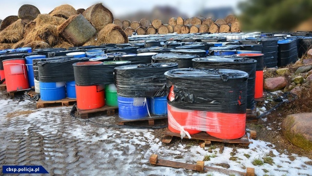 Funkcjonariusze CBŚP zatrzymali cztery osoby podejrzane o udział w zorganizowanej grupie przestępczej sprowadzającej nielegalnie do Polski niebezpieczne odpady.