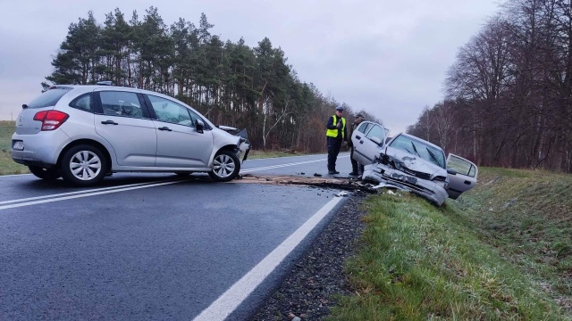 Dwa samochody osobowe zderzyły się czołowo na drodze wojewódzkiej nr 113.