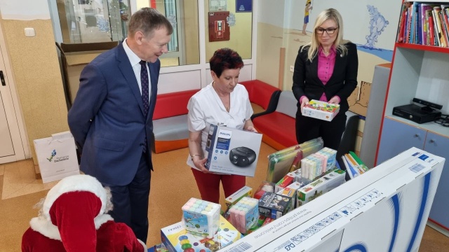 Nowy sprzęt elektroniczny i zabawki dla oddziału pediatrycznego szpitala w Gryficach.