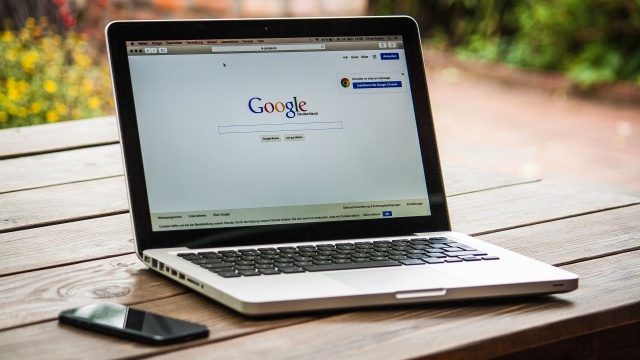 Firma Google wykluczyła Rosję z rankingu Rok w wyszukiwarce - informuje rosyjski dziennik Kommiersant. W ramach projektu Google przygotowuje zestawienie słów, które użytkownicy internetu najczęściej wpisywali w wyszukiwarce w mijającym roku.