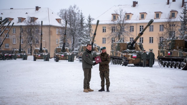 Pierwsza partia południowokoreańskich armatohaubic K9 trafiła do jednostki w Węgorzewie.