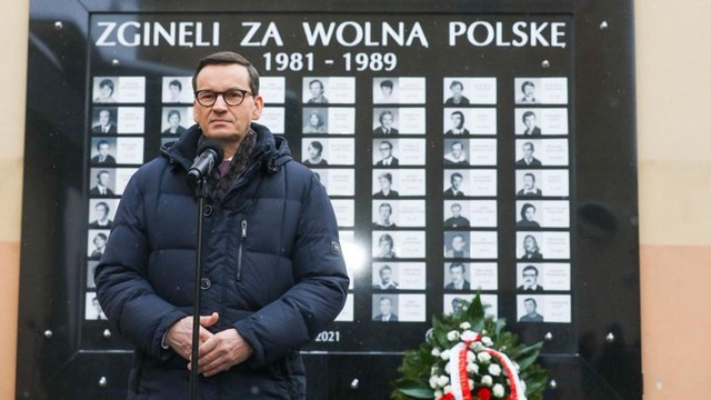 Premier Mateusz Morawiecki powiedział, że pełna odpowiedzialność za wprowadzenie stanu wojennego oraz za jego ofiary spada na ówczesny komunistyczny rząd.