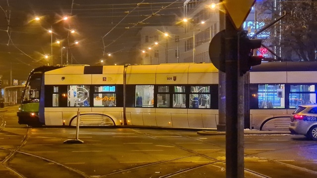 Po prawie czterech godzinach przerwy przywrócony został ruch tramwajów w ciągu ulicy Krzywoustego w Szczecinie.