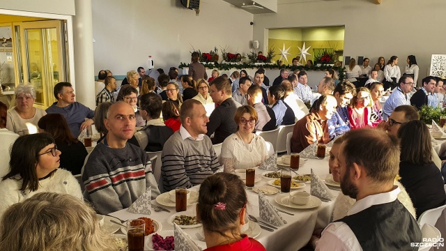 Wyjątkowe spotkanie wigilijne w Międzygminnym Zakładzie Aktywności Zawodowej w Dobrej. Pracownicy wraz z gośćmi zgromadzili się, by podzielić się opłatkiem.