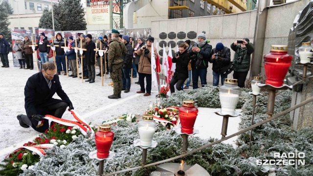 Tego dnia komunistyczny reżim zrzucił maskę - przytoczył słowa listu premiera przed bramą Stoczni Szczecińskiej wojewoda zachodniopomorski Zbigniew Bogucki. Dziś mijają 52 lata od masakry grudniowej - w której tylko podczas protestów w Szczecinie od kul milicji i wojska PRL zginęło 16 osób.