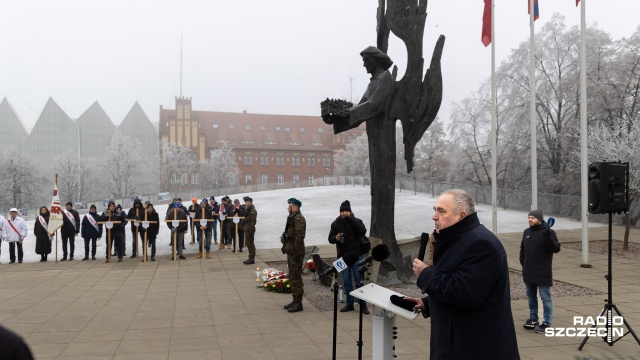 Betlejemskie Światło Pokoju przy Aniele Wolności w Szczecinie.
