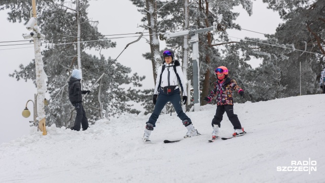 Szczecińska Gubałówka rozpoczęła sezon narciarski. Pierwsi miłośnicy nart i snowboardów pojawili się już na stoku, nawet pomimo minusowych obecnie temperatur.