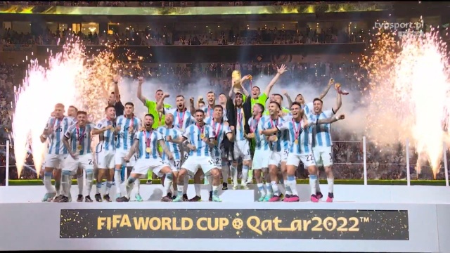 Piłkarska reprezentacja Argentyny zdobyła mistrzostwo świata. W rozegranym w Lusail finale mundialu w Katarze Albicelestes pokonała po rzutach karnych broniących tytułu Francuzów.