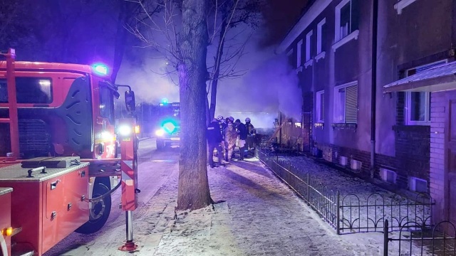 Ogień wybuchł w mieszkaniu w bloku przy ulicy Mazowieckiej. Pięć osób zostało ewakuowanych z budynku.