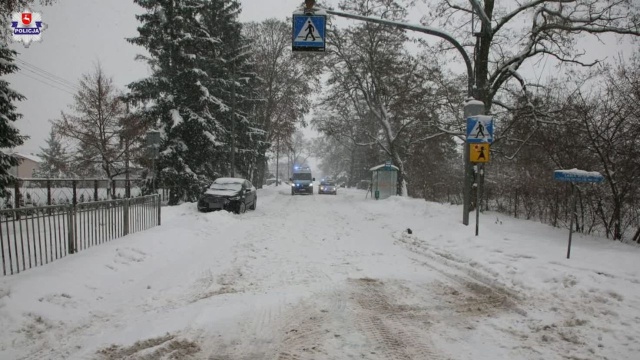 Do wypadku doszło w piątek rano około godziny 7. Gdy nastolatka przechodziła przez przejście dla pieszych przy szkole podstawowej, wjechał w nią 48-letni kierujący busem. Następnie sprawca uciekł z miejsca zdarzenia.
