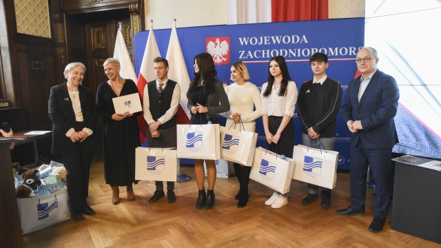 Kilkudziesięciu laureatów tegorocznych konkursów organizowanych przez Kuratorium Oświaty otrzymało nagrody za swoje osiągnięcia.