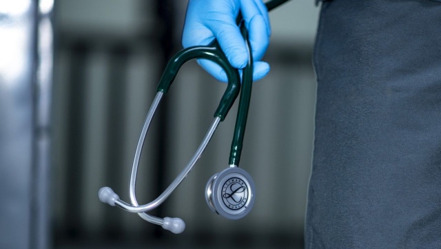 Do przychodni podstawowej opieki zdrowotnej zdrowotnej zgłasza się wielu chorych, u których wykrywa się grypę, COVID-19 i wirus RSV u dzieci.