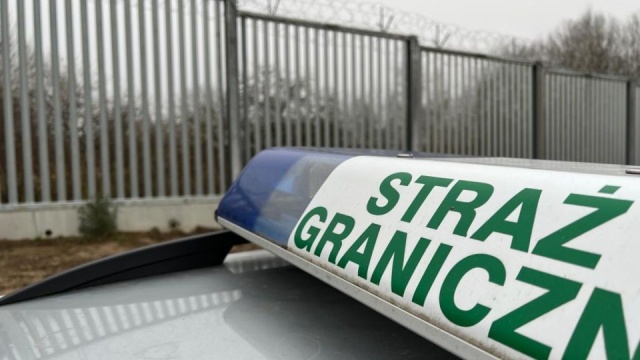 W niedzielę polsko-białoruską granicę próbowało nielegalnie przekroczyć 51 osób - poinformowała Straż Graniczna. Udało się udaremnić przejście przez granicę 33 migrantom.