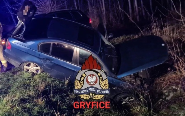Dwa samochody w rowie na drodze wojewódzkiej nr 109. Na odcinku między Gryficami a Górzycą zderzyły się Opel i BMW.