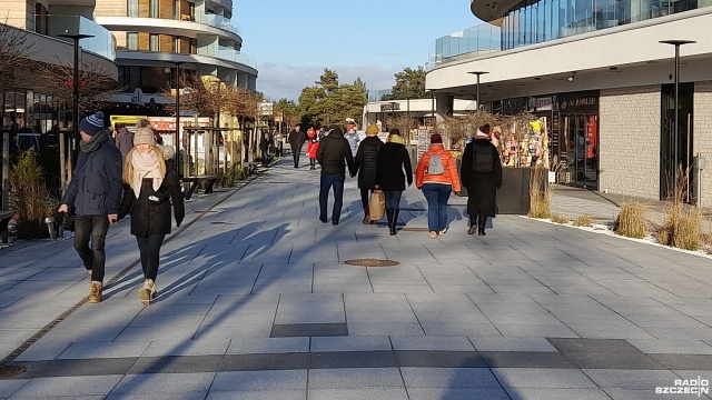W czapkach i ciepłych kurtkach spacerują między plażą a świnoujską promenadą. Turyści przerwę między świętami chętnie spędzają nad morzem, co cieszy przede wszystkim lokalnych przedsiębiorców.