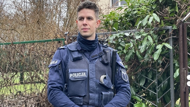 Koszalińscy policjanci uratowali pięciu mieszkańców - w tym dwóch niepełnosprawnych - z płonącego budynku. Do zdarzenia doszło w pierwszy dzień świąt przy ulicy Dmowskiego.