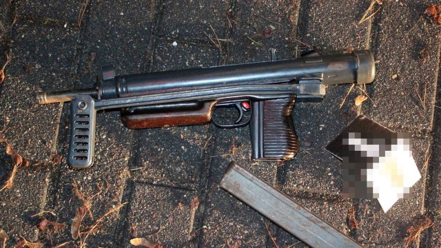 Broń i amunicję odnaleźli podczas kontroli policjanci z Koszalina. Do zdarzanie doszło 27 grudnia na ul. Gnieźnieńskiej. Funkcjonariusze zatrzymali do kontroli samochód, którym jechało dwóch mężczyzn.