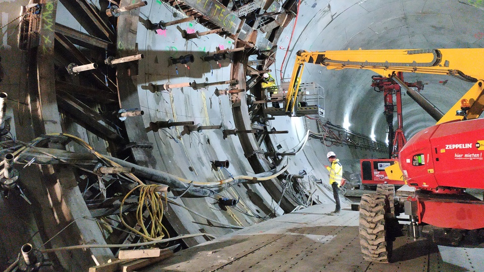 Wykonawca tunelu pod Świną informuje, że betonowe elementy, niezbędne do stworzenia podłoża pod jezdnię są wyprodukowane już w ponad 70 procentach. Fot. http://tunel-swinoujscie.pl/