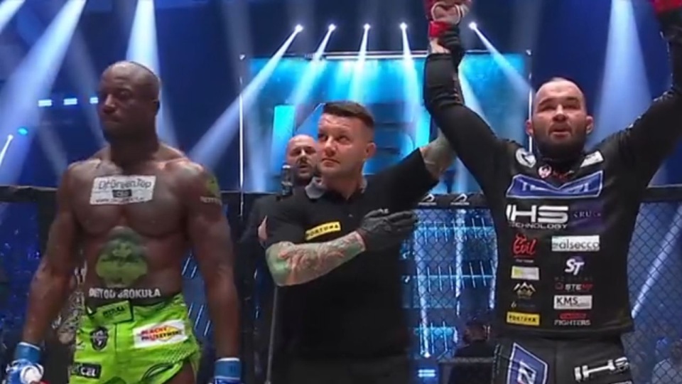 Legenda szczecińskiego MMA, Michał Materla podczas gali KSW 66 pokonał Jasona Radcliffa przez TKO. źródło: https://www.facebook.com/konfrontacja
